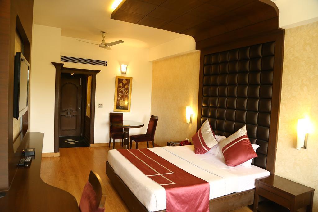 Hotel Park Grand Chandīgarh Exterior foto