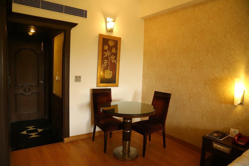 Hotel Park Grand Chandīgarh Exterior foto