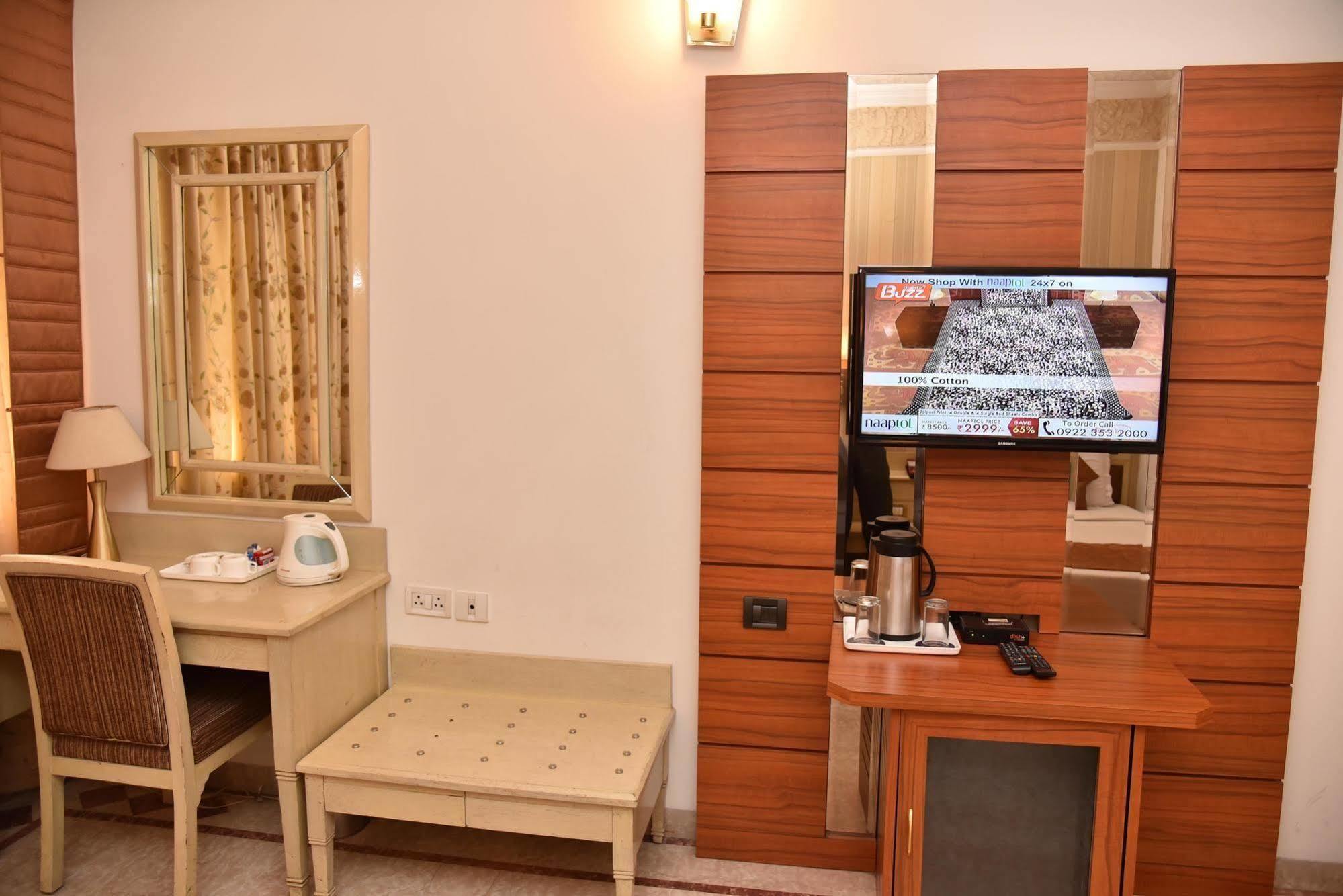 Hotel Park Grand Chandīgarh Exterior foto