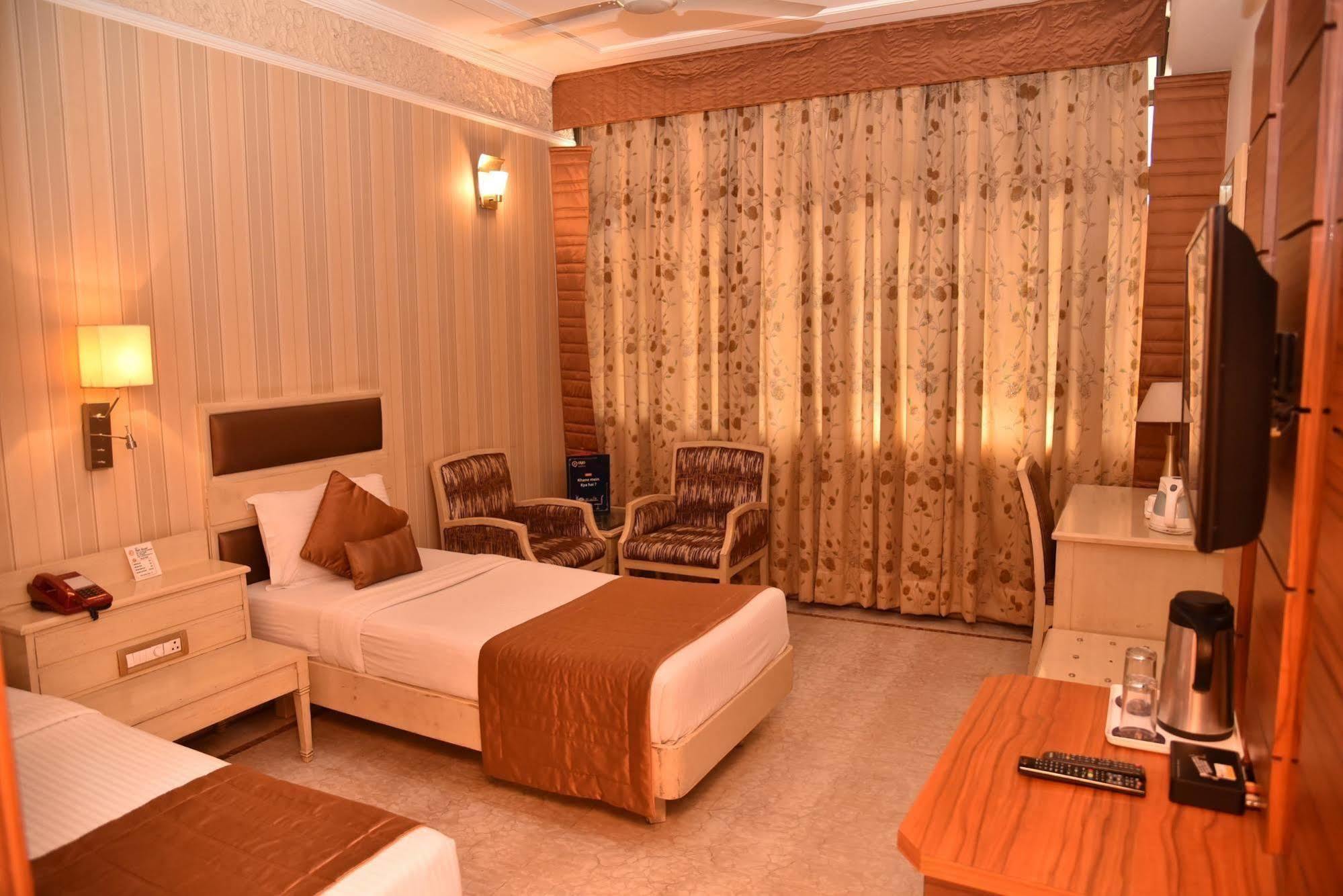 Hotel Park Grand Chandīgarh Exterior foto