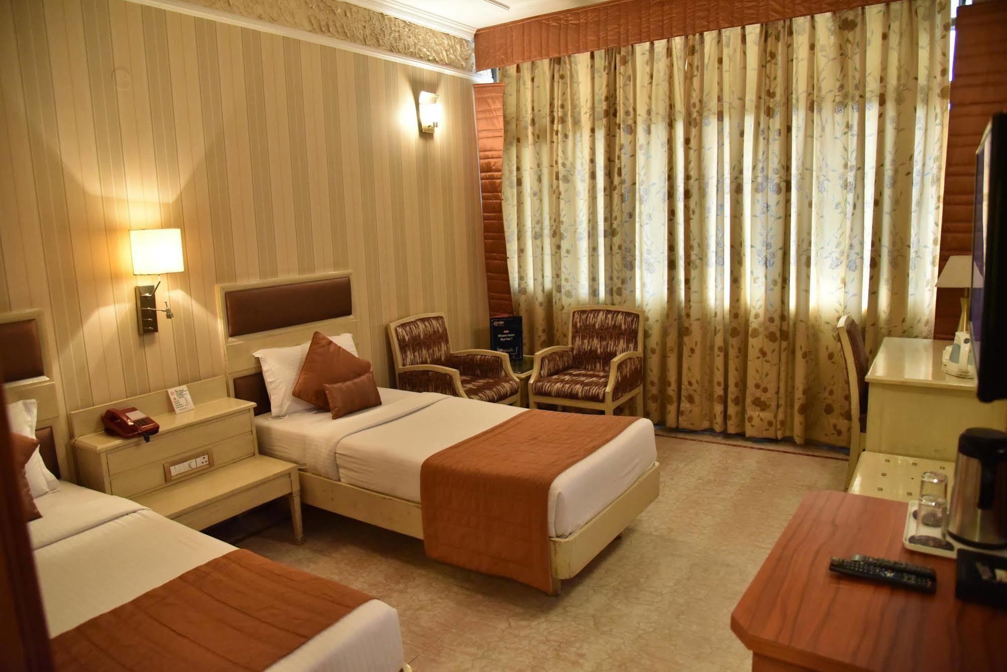 Hotel Park Grand Chandīgarh Exterior foto